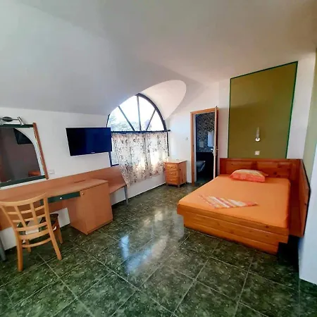 семеен флора Хотел Несебър