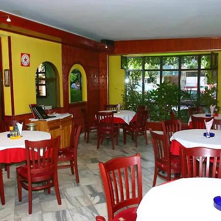 Хотел семеен флора 2*